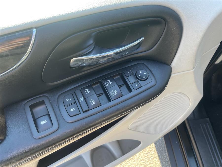 Used Chrysler Town & Country 4dr Wgn Touring 2015 | Wiz Leasing Inc. Stratford, Connecticut Used Chrysler Town & Country 4dr Wgn Touring 2015 | Wiz Leasing Inc. Stratford, Connecticut