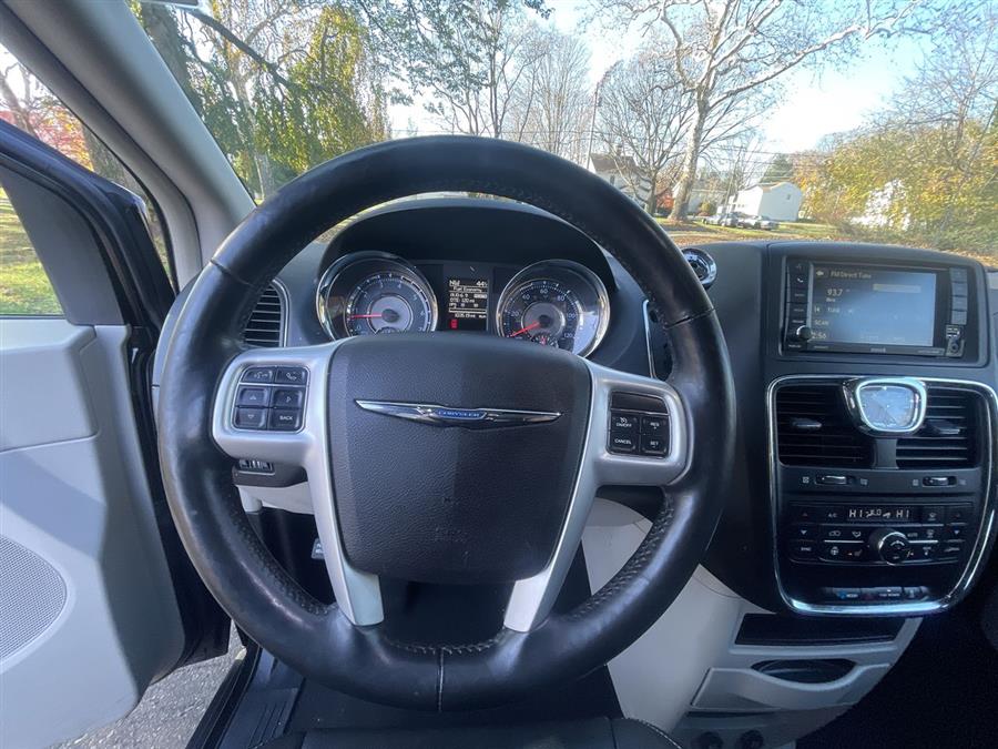 Used Chrysler Town & Country 4dr Wgn Touring 2015 | Wiz Leasing Inc. Stratford, Connecticut Used Chrysler Town & Country 4dr Wgn Touring 2015 | Wiz Leasing Inc. Stratford, Connecticut