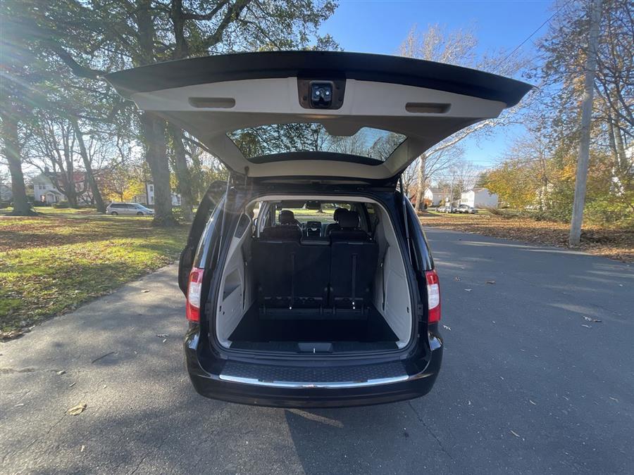 Used Chrysler Town & Country 4dr Wgn Touring 2015 | Wiz Leasing Inc. Stratford, Connecticut Used Chrysler Town & Country 4dr Wgn Touring 2015 | Wiz Leasing Inc. Stratford, Connecticut