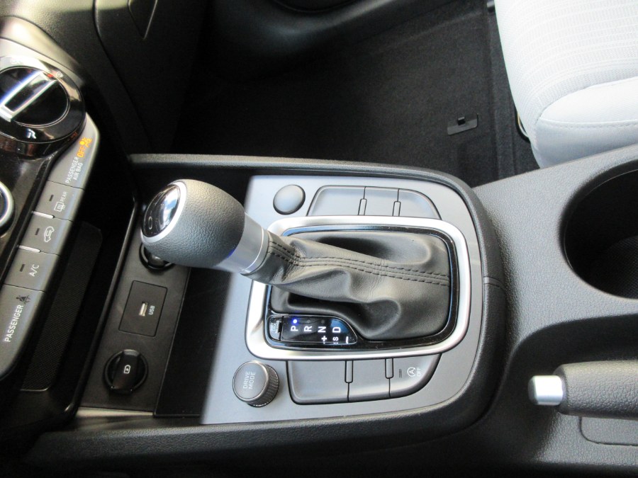 2022 Hyundai Kona SEL Auto FWD, available for sale in Linden, New Jersey | Route 27 Auto Mall. Linden, New Jersey 2022 Hyundai Kona SEL Auto FWD, available for sale in Linden, New Jersey | Route 27 Auto Mall. Linden, New Jersey