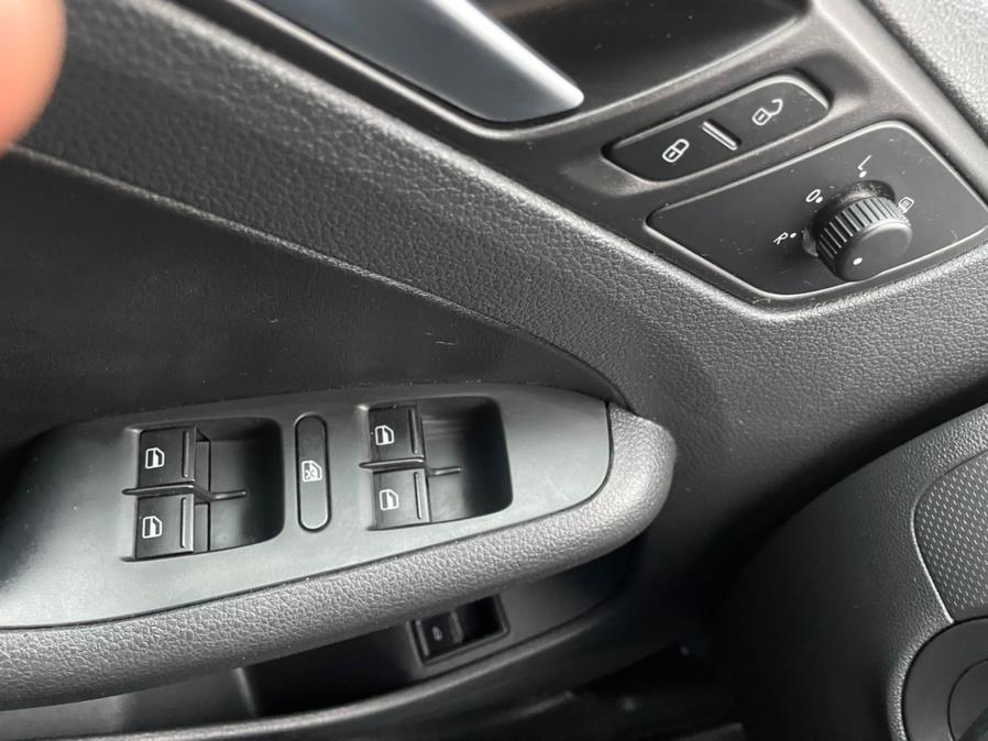 2014 Volkswagen Jetta Sedan 4dr Auto SE PZEV, available for sale in Manchester, Connecticut | Carsonmain LLC. Manchester, Connecticut 2014 Volkswagen Jetta Sedan 4dr Auto SE PZEV, available for sale in Manchester, Connecticut | Carsonmain LLC. Manchester, Connecticut