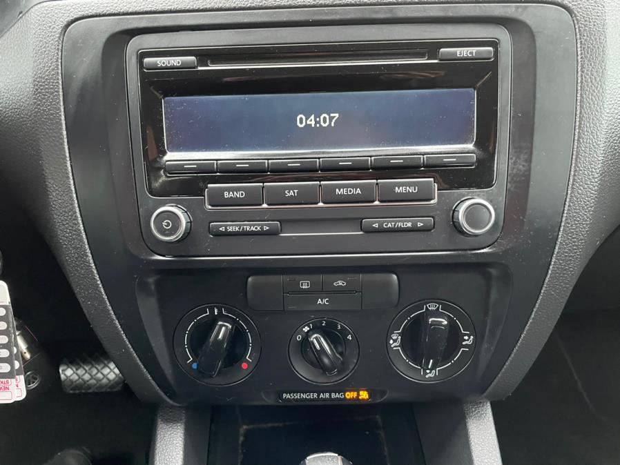 2014 Volkswagen Jetta Sedan 4dr Auto SE PZEV, available for sale in Manchester, Connecticut | Carsonmain LLC. Manchester, Connecticut 2014 Volkswagen Jetta Sedan 4dr Auto SE PZEV, available for sale in Manchester, Connecticut | Carsonmain LLC. Manchester, Connecticut