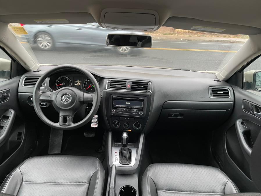2014 Volkswagen Jetta Sedan 4dr Auto SE PZEV, available for sale in Manchester, Connecticut | Carsonmain LLC. Manchester, Connecticut 2014 Volkswagen Jetta Sedan 4dr Auto SE PZEV, available for sale in Manchester, Connecticut | Carsonmain LLC. Manchester, Connecticut