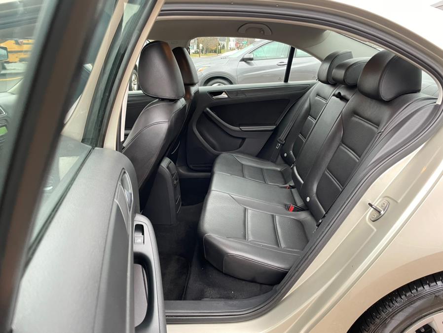 2014 Volkswagen Jetta Sedan 4dr Auto SE PZEV, available for sale in Manchester, Connecticut | Carsonmain LLC. Manchester, Connecticut 2014 Volkswagen Jetta Sedan 4dr Auto SE PZEV, available for sale in Manchester, Connecticut | Carsonmain LLC. Manchester, Connecticut