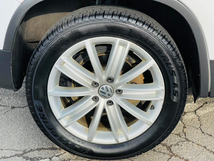 2013 Volkswagen Tiguan 4WD 4dr Auto SE, available for sale in New Britain, Connecticut | Supreme Automotive. New Britain, Connecticut 2013 Volkswagen Tiguan 4WD 4dr Auto SE, available for sale in New Britain, Connecticut | Supreme Automotive. New Britain, Connecticut
