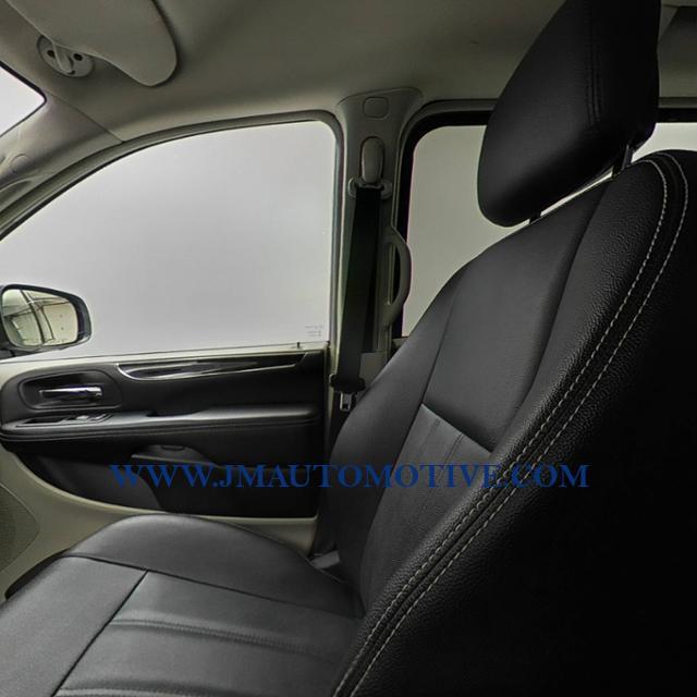 2016 Chrysler Town & Country 4dr Wgn Touring, available for sale in Naugatuck, Connecticut | J&M Automotive Sls&Svc LLC. Naugatuck, Connecticut 2016 Chrysler Town & Country 4dr Wgn Touring, available for sale in Naugatuck, Connecticut | J&M Automotive Sls&Svc LLC. Naugatuck, Connecticut