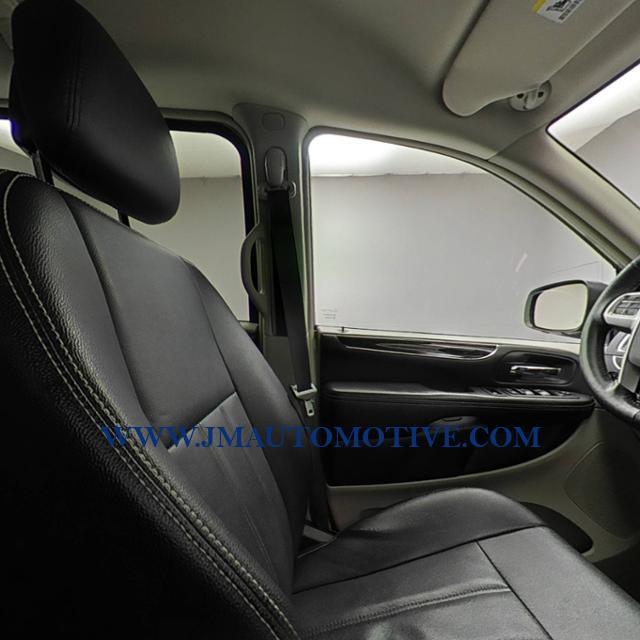 2016 Chrysler Town & Country 4dr Wgn Touring, available for sale in Naugatuck, Connecticut | J&M Automotive Sls&Svc LLC. Naugatuck, Connecticut 2016 Chrysler Town & Country 4dr Wgn Touring, available for sale in Naugatuck, Connecticut | J&M Automotive Sls&Svc LLC. Naugatuck, Connecticut