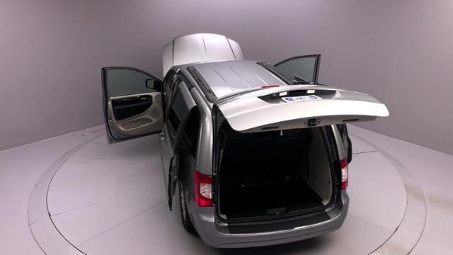 2016 Chrysler Town & Country 4dr Wgn Touring, available for sale in Naugatuck, Connecticut | J&M Automotive Sls&Svc LLC. Naugatuck, Connecticut 2016 Chrysler Town & Country 4dr Wgn Touring, available for sale in Naugatuck, Connecticut | J&M Automotive Sls&Svc LLC. Naugatuck, Connecticut
