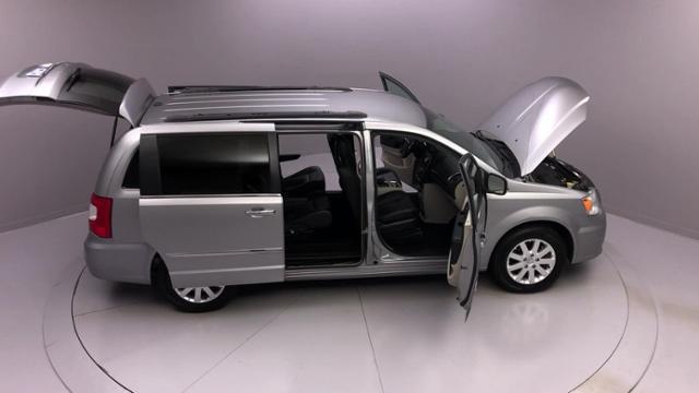 2016 Chrysler Town & Country 4dr Wgn Touring, available for sale in Naugatuck, Connecticut | J&M Automotive Sls&Svc LLC. Naugatuck, Connecticut 2016 Chrysler Town & Country 4dr Wgn Touring, available for sale in Naugatuck, Connecticut | J&M Automotive Sls&Svc LLC. Naugatuck, Connecticut