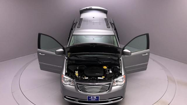 2016 Chrysler Town & Country 4dr Wgn Touring, available for sale in Naugatuck, Connecticut | J&M Automotive Sls&Svc LLC. Naugatuck, Connecticut 2016 Chrysler Town & Country 4dr Wgn Touring, available for sale in Naugatuck, Connecticut | J&M Automotive Sls&Svc LLC. Naugatuck, Connecticut
