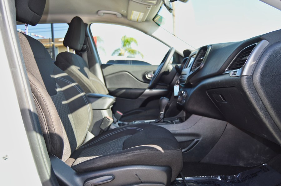2019 Jeep Cherokee Latitude FWD, available for sale in Moreno Valley, California | Fusion Motors Inc. Moreno Valley, California 2019 Jeep Cherokee Latitude FWD, available for sale in Moreno Valley, California | Fusion Motors Inc. Moreno Valley, California