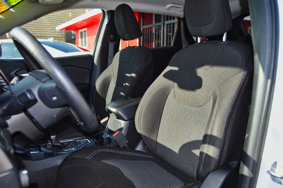 2019 Jeep Cherokee Latitude FWD, available for sale in Moreno Valley, California | Fusion Motors Inc. Moreno Valley, California 2019 Jeep Cherokee Latitude FWD, available for sale in Moreno Valley, California | Fusion Motors Inc. Moreno Valley, California