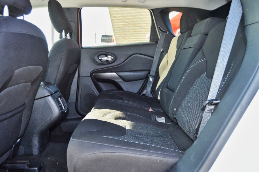 2019 Jeep Cherokee Latitude FWD, available for sale in Moreno Valley, California | Fusion Motors Inc. Moreno Valley, California 2019 Jeep Cherokee Latitude FWD, available for sale in Moreno Valley, California | Fusion Motors Inc. Moreno Valley, California