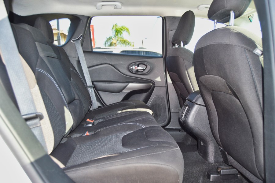 2019 Jeep Cherokee Latitude FWD, available for sale in Moreno Valley, California | Fusion Motors Inc. Moreno Valley, California 2019 Jeep Cherokee Latitude FWD, available for sale in Moreno Valley, California | Fusion Motors Inc. Moreno Valley, California
