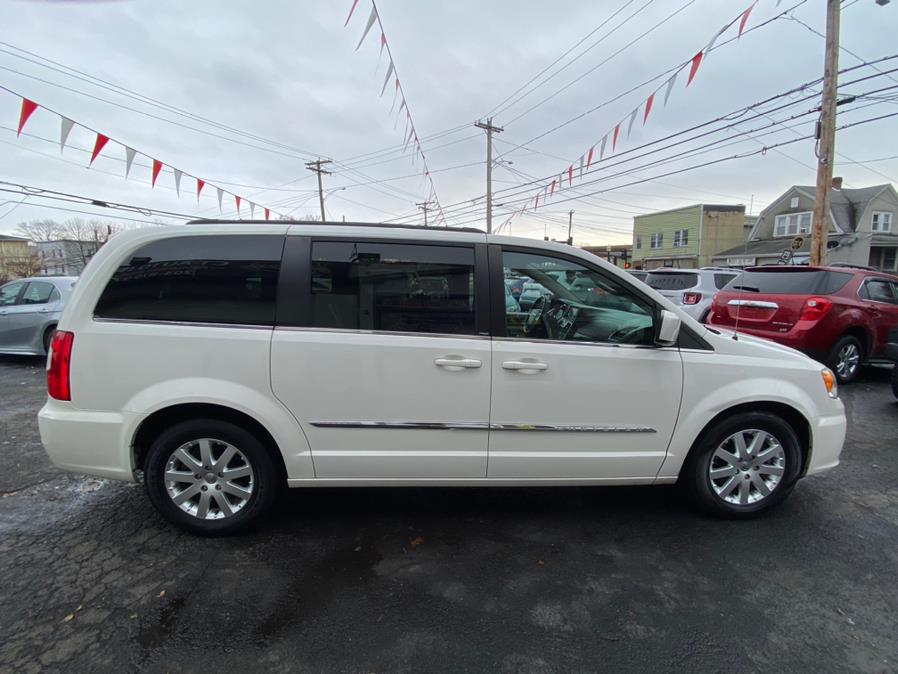 Used Chrysler Town & Country 4dr Wgn Touring 2013 | CT Auto. Bridgeport, Connecticut Used Chrysler Town & Country 4dr Wgn Touring 2013 | CT Auto. Bridgeport, Connecticut