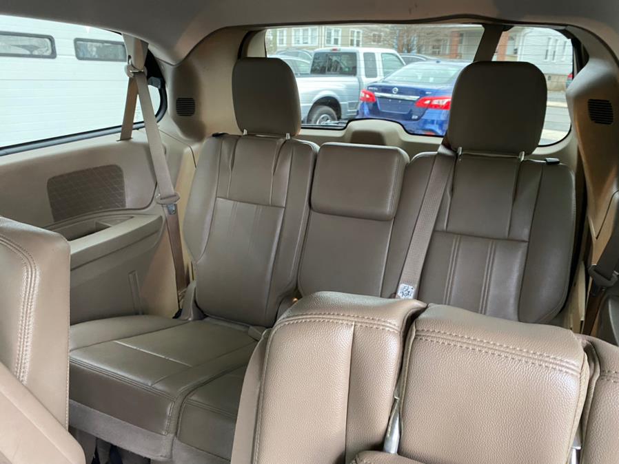 Used Chrysler Town & Country 4dr Wgn Touring 2013 | CT Auto. Bridgeport, Connecticut Used Chrysler Town & Country 4dr Wgn Touring 2013 | CT Auto. Bridgeport, Connecticut