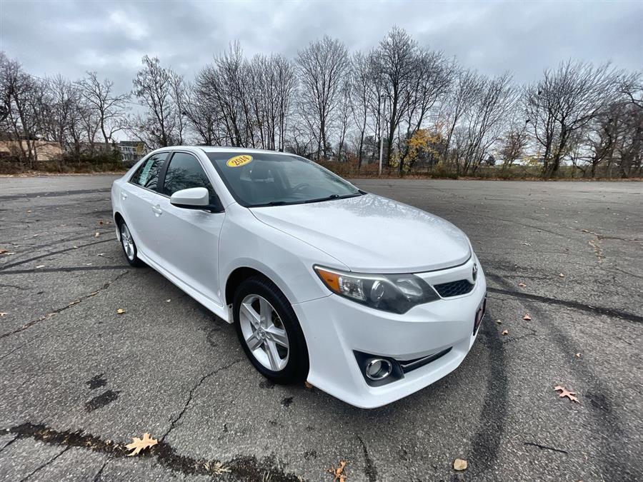 2014 Toyota Camry 4dr Sdn I4 Auto SE (Natl) *Ltd Avail*, available for sale in Stratford, Connecticut | Wiz Leasing Inc. Stratford, Connecticut
