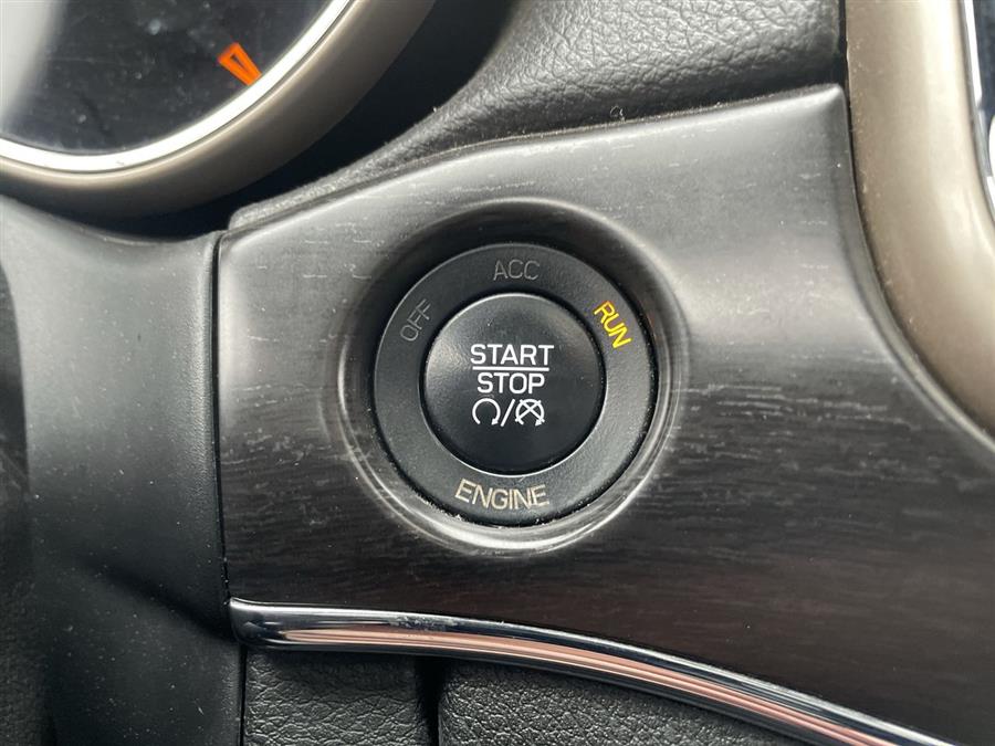 2015 Jeep Grand Cherokee 4WD 4dr Limited, available for sale in Stratford, Connecticut | Wiz Leasing Inc. Stratford, Connecticut 2015 Jeep Grand Cherokee 4WD 4dr Limited, available for sale in Stratford, Connecticut | Wiz Leasing Inc. Stratford, Connecticut