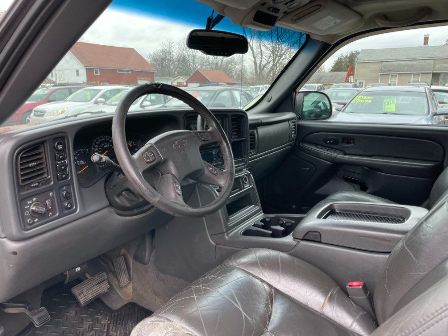 Used Chevrolet Avalanche 1500 5dr Crew Cab 130" WB 4WD 2004 | CT Car Co LLC. East Windsor, Connecticut