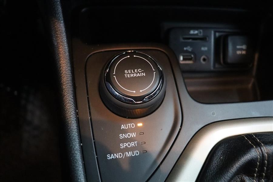 2017 Jeep Cherokee LATITUDE, available for sale in Paterson, New Jersey | Fast Track Motors. Paterson, New Jersey 2017 Jeep Cherokee LATITUDE, available for sale in Paterson, New Jersey | Fast Track Motors. Paterson, New Jersey