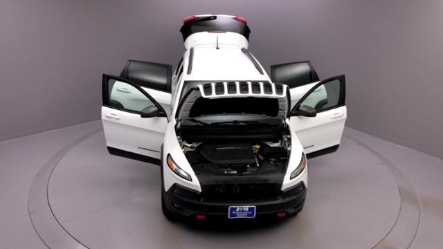 2015 Jeep Cherokee 4WD 4dr Trailhawk, available for sale in Naugatuck, Connecticut | J&M Automotive Sls&Svc LLC. Naugatuck, Connecticut 2015 Jeep Cherokee 4WD 4dr Trailhawk, available for sale in Naugatuck, Connecticut | J&M Automotive Sls&Svc LLC. Naugatuck, Connecticut