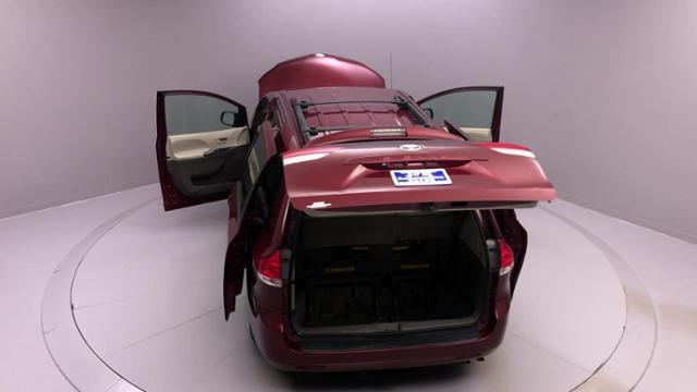 Used Toyota Sienna 5dr 8-Pass Van V6 LE FWD 2013 | J&M Automotive Sls&Svc LLC. Naugatuck, Connecticut Used Toyota Sienna 5dr 8-Pass Van V6 LE FWD 2013 | J&M Automotive Sls&Svc LLC. Naugatuck, Connecticut