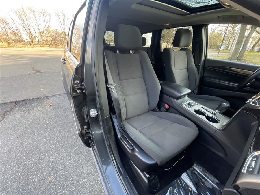 Used Jeep Grand Cherokee 4WD 4dr Laredo 2011 | Wiz Leasing Inc. Stratford, Connecticut Used Jeep Grand Cherokee 4WD 4dr Laredo 2011 | Wiz Leasing Inc. Stratford, Connecticut