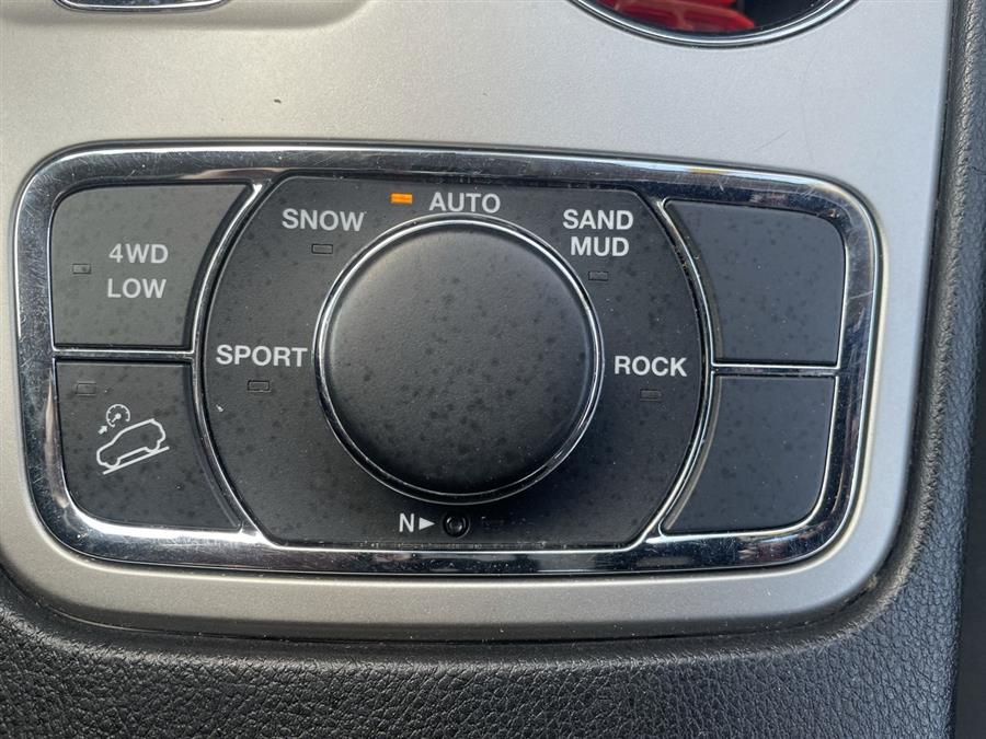 Used Jeep Grand Cherokee 4WD 4dr Laredo 2011 | Wiz Leasing Inc. Stratford, Connecticut Used Jeep Grand Cherokee 4WD 4dr Laredo 2011 | Wiz Leasing Inc. Stratford, Connecticut
