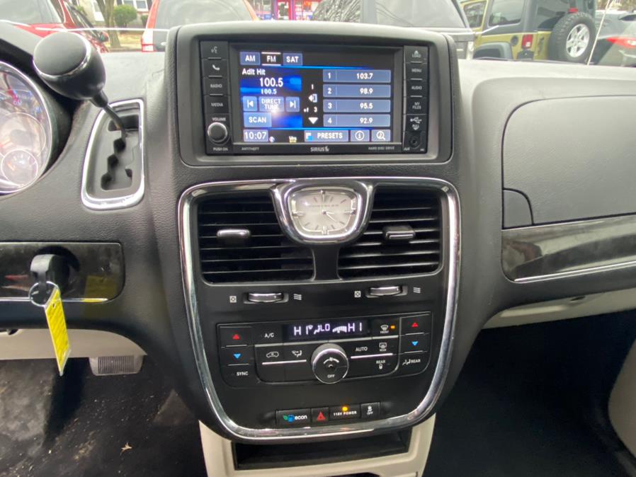 Used Chrysler Town & Country 4dr Wgn Touring 2015 | CT Auto. Bridgeport, Connecticut Used Chrysler Town & Country 4dr Wgn Touring 2015 | CT Auto. Bridgeport, Connecticut