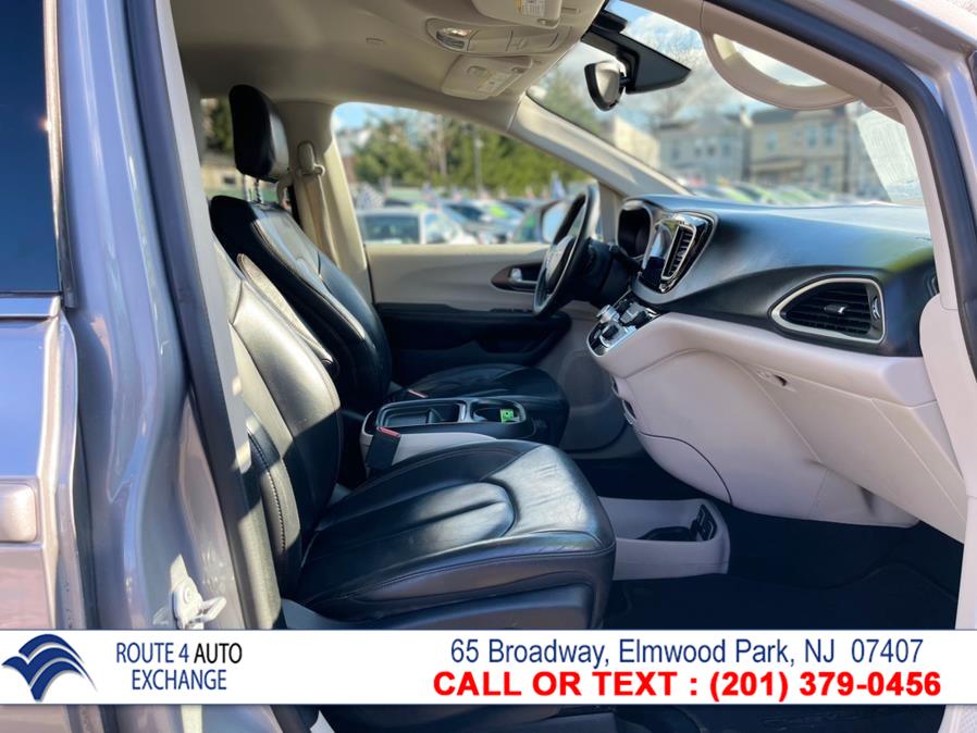 Used Chrysler Pacifica Touring-L FWD 2017 | Route 4 Auto Exchange. Elmwood Park, New Jersey Used Chrysler Pacifica Touring-L FWD 2017 | Route 4 Auto Exchange. Elmwood Park, New Jersey