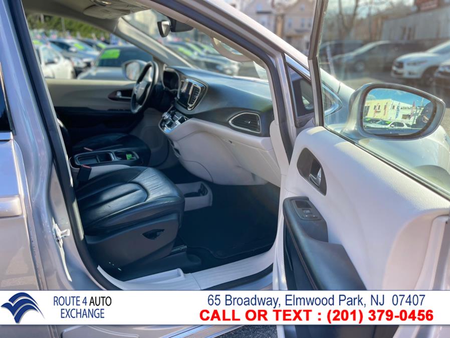 Used Chrysler Pacifica Touring-L FWD 2017 | Route 4 Auto Exchange. Elmwood Park, New Jersey Used Chrysler Pacifica Touring-L FWD 2017 | Route 4 Auto Exchange. Elmwood Park, New Jersey