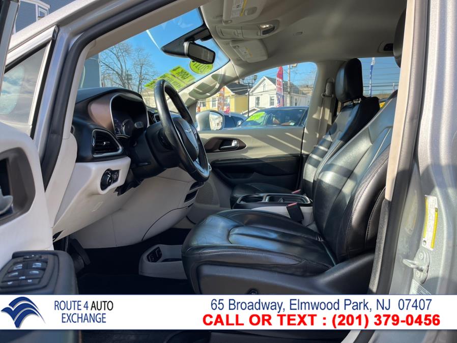 Used Chrysler Pacifica Touring-L FWD 2017 | Route 4 Auto Exchange. Elmwood Park, New Jersey Used Chrysler Pacifica Touring-L FWD 2017 | Route 4 Auto Exchange. Elmwood Park, New Jersey
