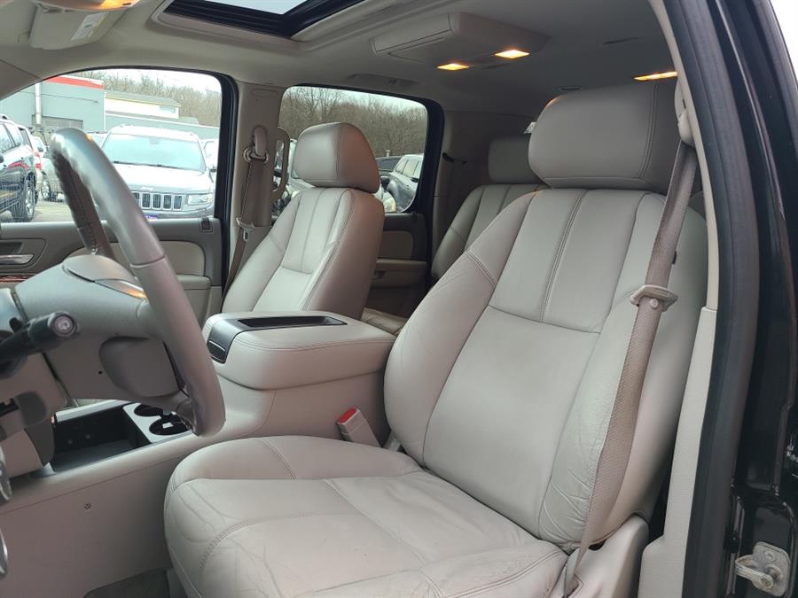2011 Chevrolet Suburban 4WD 4dr 1500 3LT, available for sale in Waterbury, Connecticut | National Auto Brokers, Inc.. Waterbury, Connecticut 2011 Chevrolet Suburban 4WD 4dr 1500 3LT, available for sale in Waterbury, Connecticut | National Auto Brokers, Inc.. Waterbury, Connecticut
