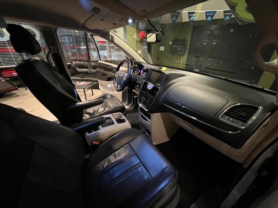 Used Chrysler Town & Country 4dr Wgn Touring 2013 | AutoMax. West Hartford, Connecticut Used Chrysler Town & Country 4dr Wgn Touring 2013 | AutoMax. West Hartford, Connecticut
