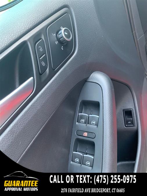 2014 Volkswagen Jetta SE PZEV 4dr Sedan 6A w/Connectivity, available for sale in Bridgeport, Connecticut | Guarantee Approval Motors. Bridgeport, Connecticut 2014 Volkswagen Jetta SE PZEV 4dr Sedan 6A w/Connectivity, available for sale in Bridgeport, Connecticut | Guarantee Approval Motors. Bridgeport, Connecticut