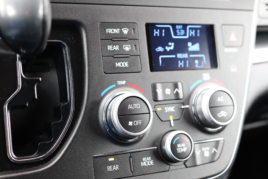 Used Toyota Sienna SE Premium FWD 8-Passenger (Natl) 2018 | Hillside Auto Mall Inc.. Jamaica, New York Used Toyota Sienna SE Premium FWD 8-Passenger (Natl) 2018 | Hillside Auto Mall Inc.. Jamaica, New York