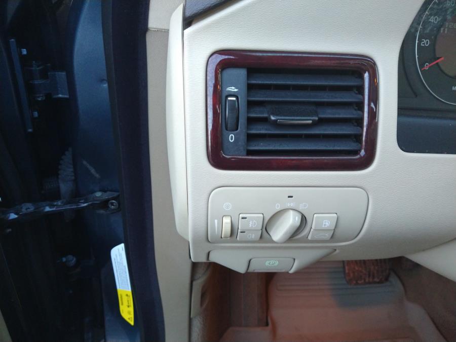 Used Volvo XC70 4dr Wgn w/Snrf 2008 | Wholesale Motorcars LLC. Newington, Connecticut Used Volvo XC70 4dr Wgn w/Snrf 2008 | Wholesale Motorcars LLC. Newington, Connecticut