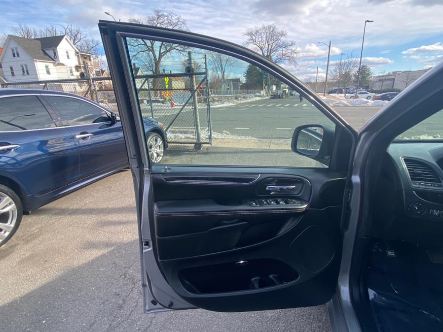 Used Chrysler Town & Country 4dr Wgn S 2016 | VEB Auto Sales. Hartford, Connecticut Used Chrysler Town & Country 4dr Wgn S 2016 | VEB Auto Sales. Hartford, Connecticut
