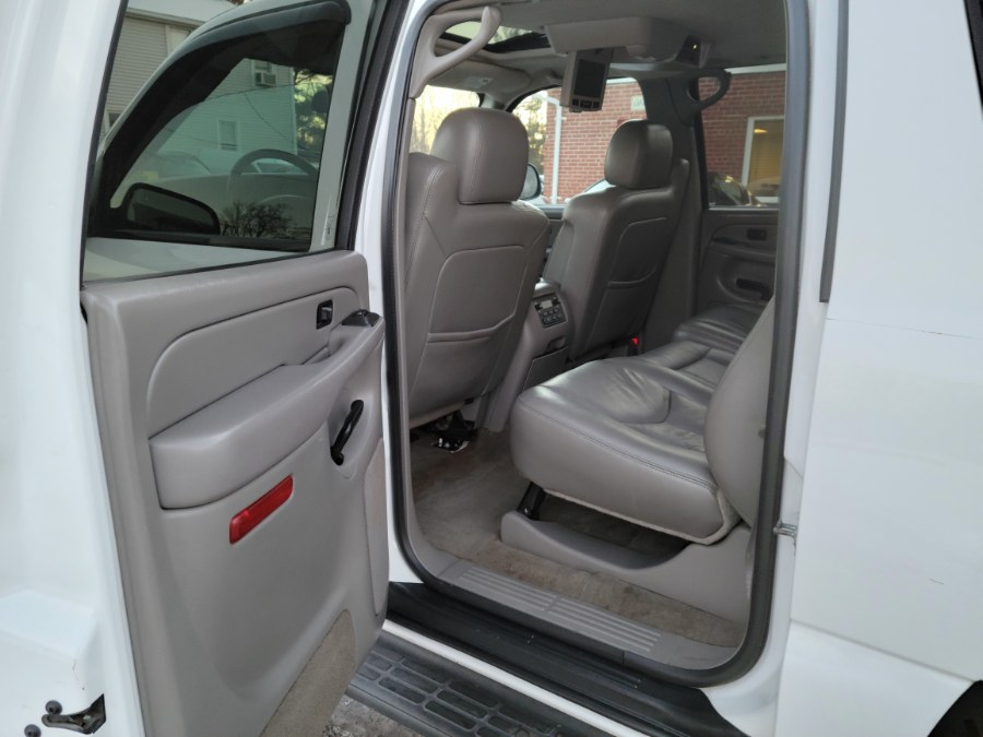 Used Chevrolet Suburban 4dr 1500 4WD Z71 2005 | Toro Auto. East Windsor, Connecticut Used Chevrolet Suburban 4dr 1500 4WD Z71 2005 | Toro Auto. East Windsor, Connecticut