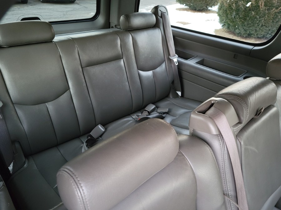 Used Chevrolet Suburban 4dr 1500 4WD Z71 2005 | Toro Auto. East Windsor, Connecticut Used Chevrolet Suburban 4dr 1500 4WD Z71 2005 | Toro Auto. East Windsor, Connecticut