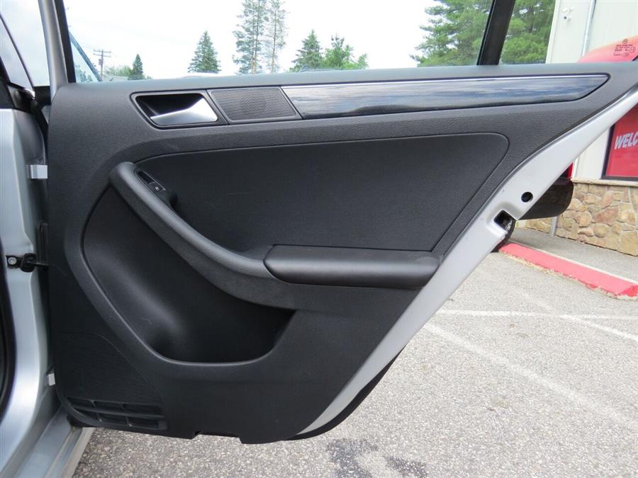 Used Volkswagen Jetta 1.8T SEL PZEV 4dr Sedan 2016 | Lake City Exports Inc. Auburn, Maine Used Volkswagen Jetta 1.8T SEL PZEV 4dr Sedan 2016 | Lake City Exports Inc. Auburn, Maine