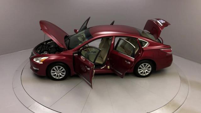 Used Nissan Altima 4dr Sdn I4 2.5 S 2015 | J&M Automotive Sls&Svc LLC. Naugatuck, Connecticut Used Nissan Altima 4dr Sdn I4 2.5 S 2015 | J&M Automotive Sls&Svc LLC. Naugatuck, Connecticut