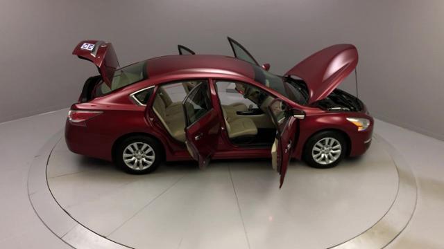 Used Nissan Altima 4dr Sdn I4 2.5 S 2015 | J&M Automotive Sls&Svc LLC. Naugatuck, Connecticut Used Nissan Altima 4dr Sdn I4 2.5 S 2015 | J&M Automotive Sls&Svc LLC. Naugatuck, Connecticut