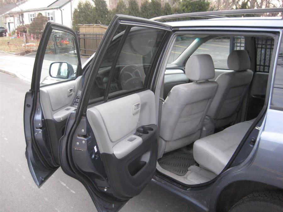 2004 Toyota Highlander Base AWD 4dr SUV V6 w/3rd Row, available for sale in Massapequa, New York | Rite Choice Auto Inc.. Massapequa, New York 2004 Toyota Highlander Base AWD 4dr SUV V6 w/3rd Row, available for sale in Massapequa, New York | Rite Choice Auto Inc.. Massapequa, New York