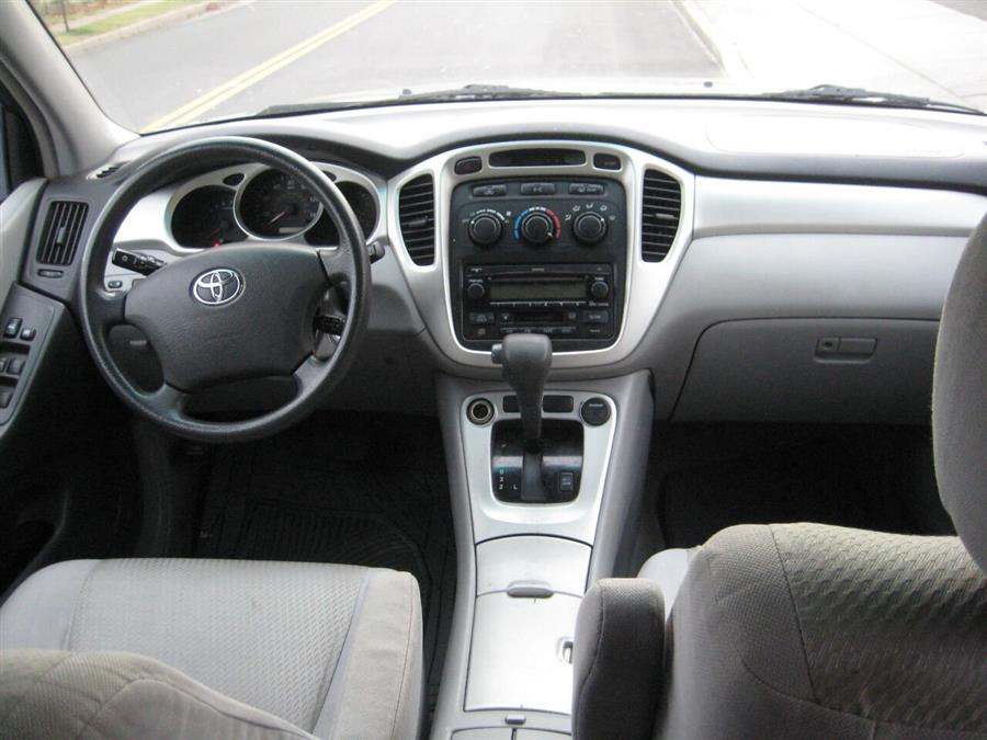 2004 Toyota Highlander Base AWD 4dr SUV V6 w/3rd Row, available for sale in Massapequa, New York | Rite Choice Auto Inc.. Massapequa, New York 2004 Toyota Highlander Base AWD 4dr SUV V6 w/3rd Row, available for sale in Massapequa, New York | Rite Choice Auto Inc.. Massapequa, New York