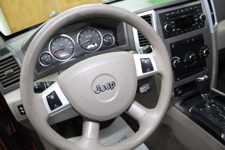 Used Jeep Grand Cherokee 4WD 4dr Laredo 2010 | New England Auto Sales LLC. Plainville, Connecticut Used Jeep Grand Cherokee 4WD 4dr Laredo 2010 | New England Auto Sales LLC. Plainville, Connecticut