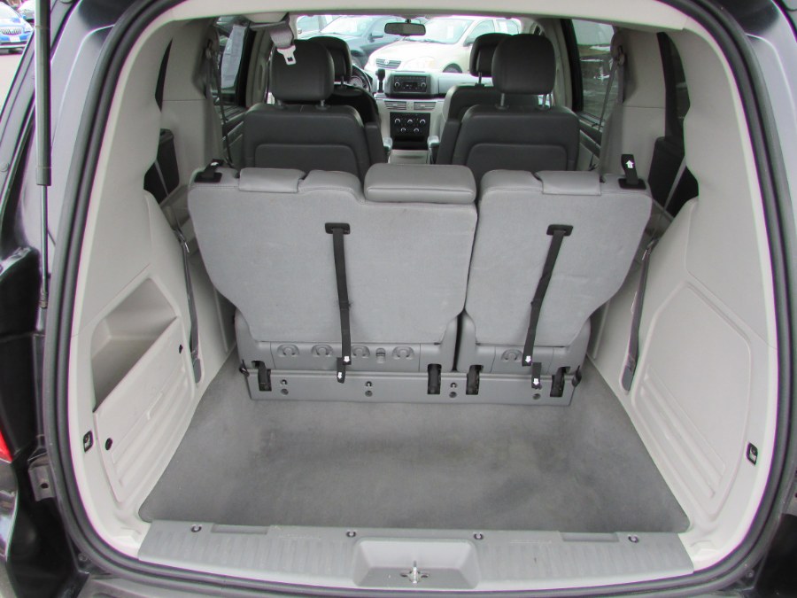 2012 Volkswagen Routan 4dr Wgn SE, available for sale in East Windsor, Connecticut | United Auto Sales of E Windsor, Inc. East Windsor, Connecticut 2012 Volkswagen Routan 4dr Wgn SE, available for sale in East Windsor, Connecticut | United Auto Sales of E Windsor, Inc. East Windsor, Connecticut