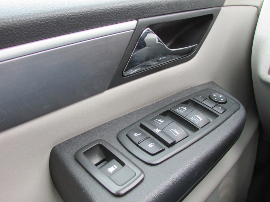 2012 Volkswagen Routan 4dr Wgn SE, available for sale in East Windsor, Connecticut | United Auto Sales of E Windsor, Inc. East Windsor, Connecticut 2012 Volkswagen Routan 4dr Wgn SE, available for sale in East Windsor, Connecticut | United Auto Sales of E Windsor, Inc. East Windsor, Connecticut