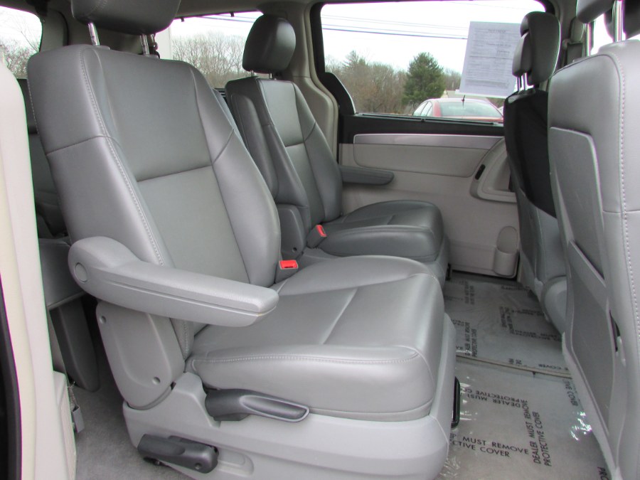 2012 Volkswagen Routan 4dr Wgn SE, available for sale in East Windsor, Connecticut | United Auto Sales of E Windsor, Inc. East Windsor, Connecticut 2012 Volkswagen Routan 4dr Wgn SE, available for sale in East Windsor, Connecticut | United Auto Sales of E Windsor, Inc. East Windsor, Connecticut