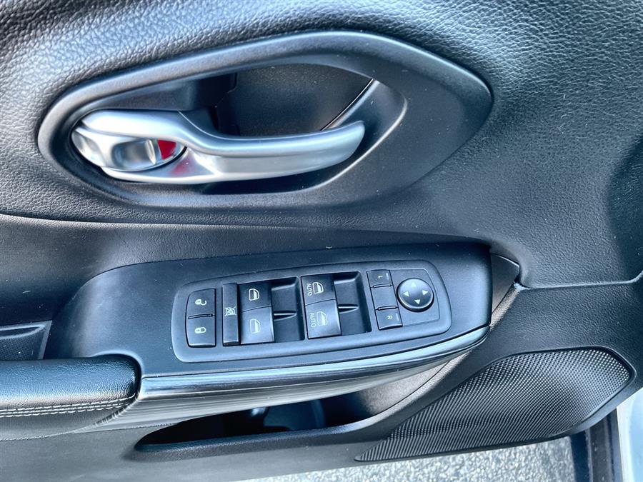 2015 Jeep Cherokee 4WD 4dr Latitude, available for sale in Stratford, Connecticut | Wiz Leasing Inc. Stratford, Connecticut 2015 Jeep Cherokee 4WD 4dr Latitude, available for sale in Stratford, Connecticut | Wiz Leasing Inc. Stratford, Connecticut